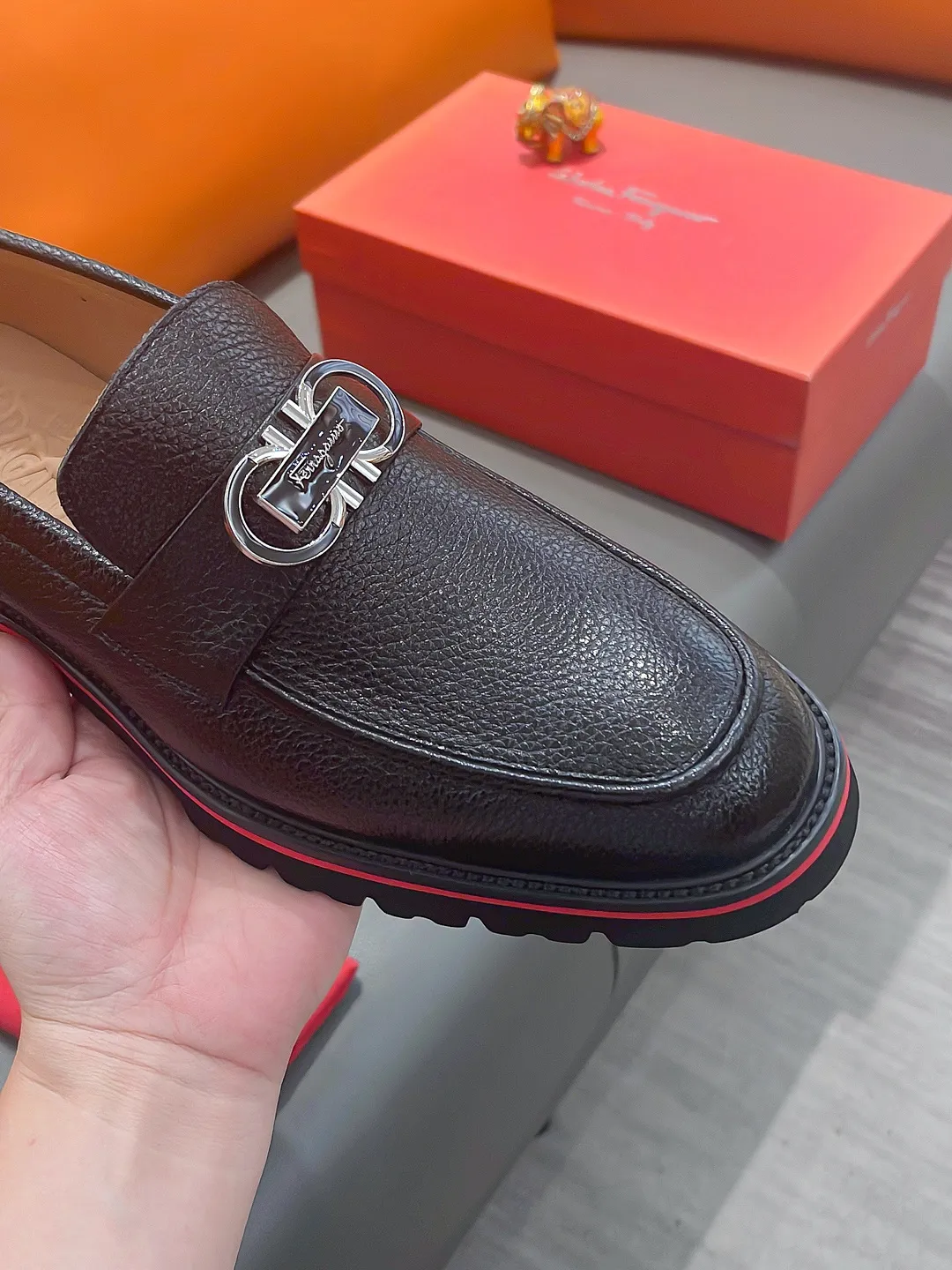 Men's shoes FERRAGAMO "Ferragamo" P540 Regular size: 39-44 (38, 45, 46, 47 customized) (suit shoes) Product materials: Selected first-layer cowhide upper, imported sheepskin lining; original outsole.